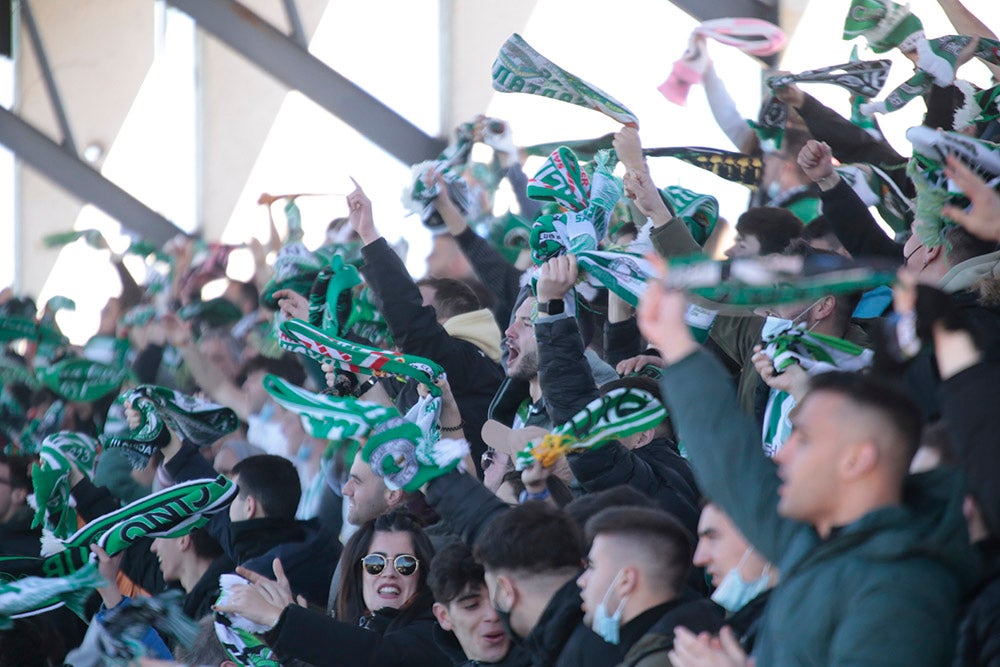 La afición racinguista tiñó de verde el Reina Sofía para celebrar el buen momento de su equipo