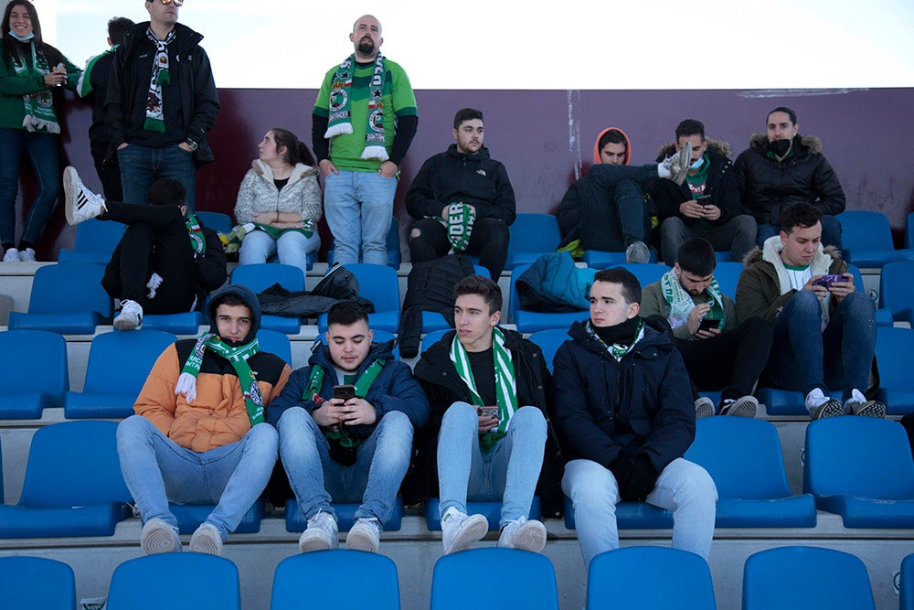 La afición racinguista tiñó de verde el Reina Sofía para celebrar el buen momento de su equipo