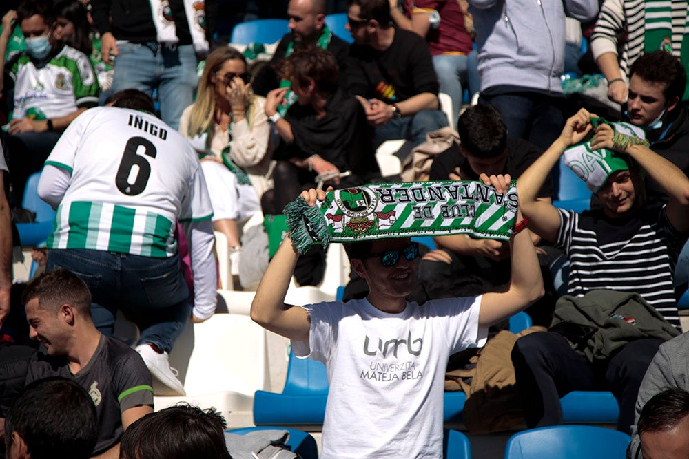 La afición racinguista tiñó de verde el Reina Sofía para celebrar el buen momento de su equipo