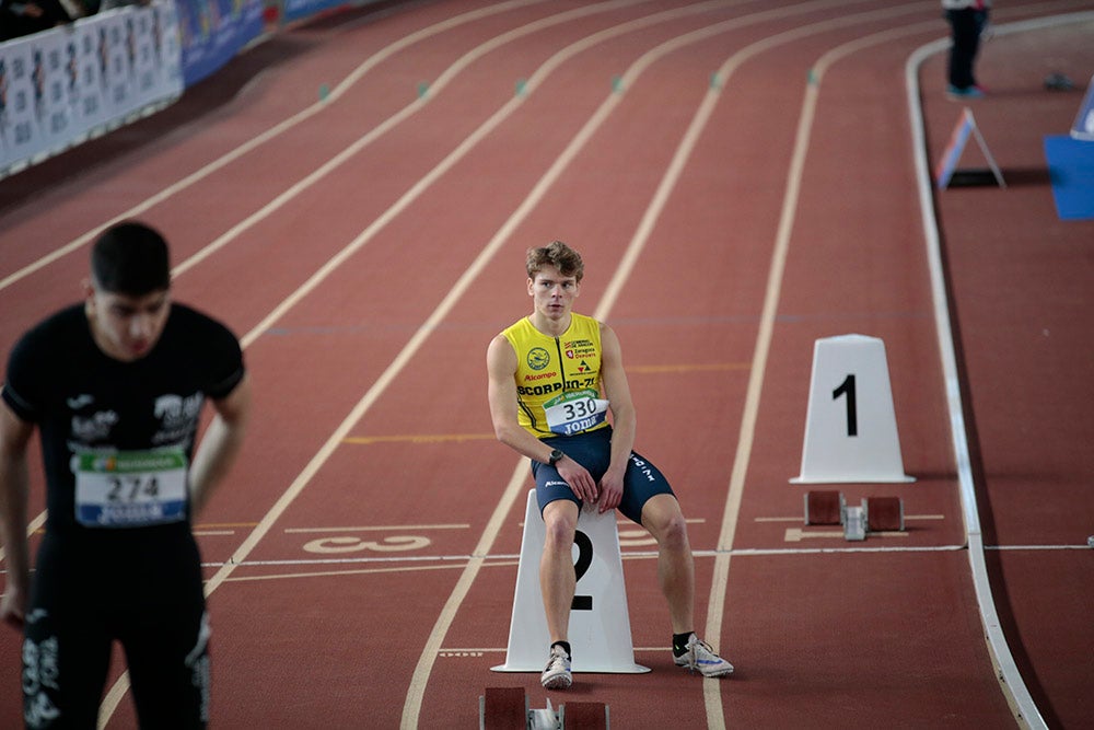 Cierre de la jornada de mañana del primer día del Campeonato de España Sub 23 en Pista Cubierta con Alejandro González Rengel en el 400