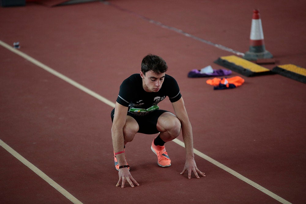 Cierre de la jornada de mañana del primer día del Campeonato de España Sub 23 en Pista Cubierta con Alejandro González Rengel en el 400