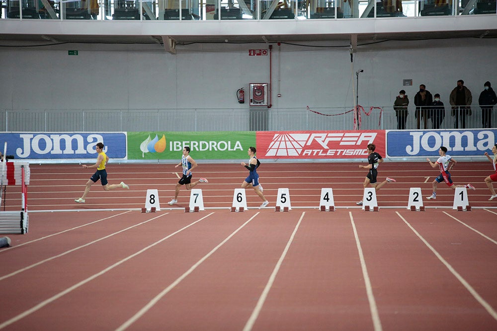Cierre de la jornada de mañana del primer día del Campeonato de España Sub 23 en Pista Cubierta con Alejandro González Rengel en el 400