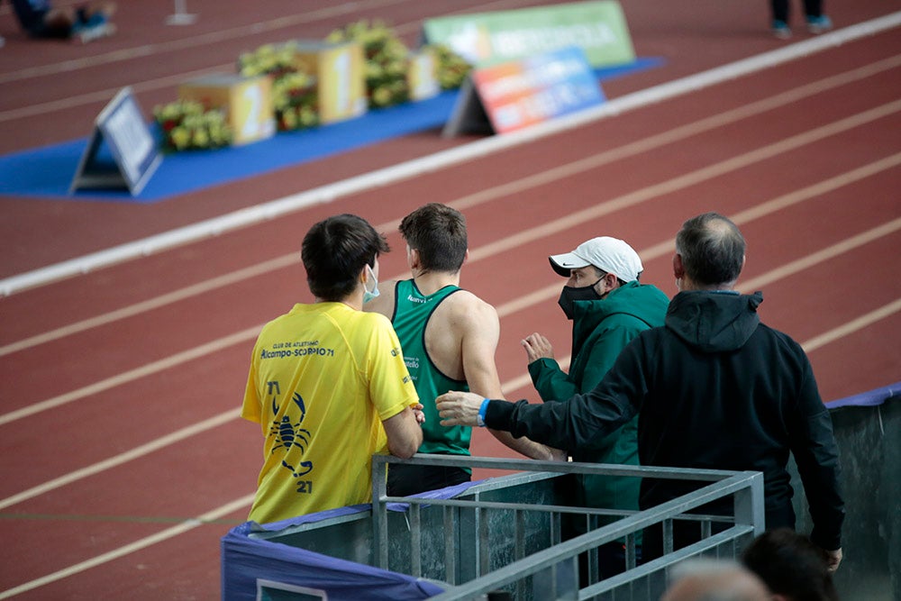 Cierre de la jornada de mañana del primer día del Campeonato de España Sub 23 en Pista Cubierta con Alejandro González Rengel en el 400