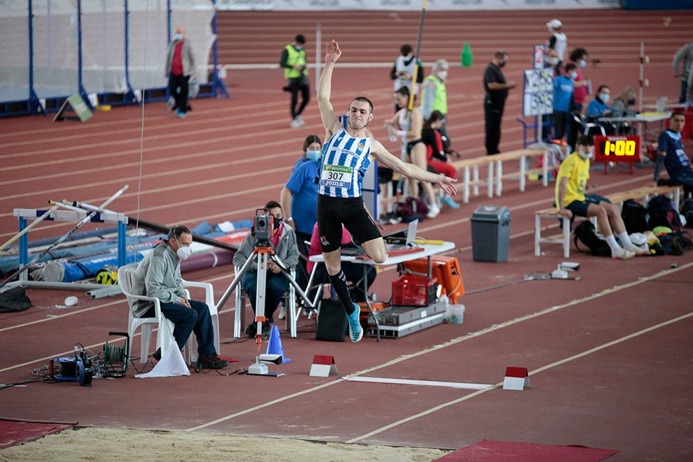 Cierre de la jornada de mañana del primer día del Campeonato de España Sub 23 en Pista Cubierta con Alejandro González Rengel en el 400