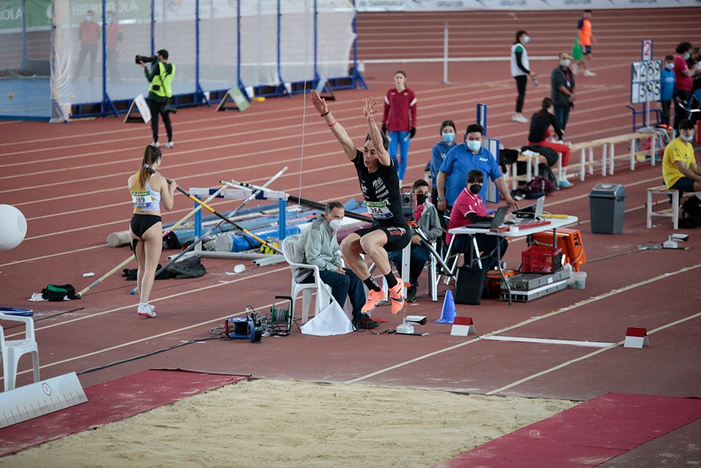 Cierre de la jornada de mañana del primer día del Campeonato de España Sub 23 en Pista Cubierta con Alejandro González Rengel en el 400