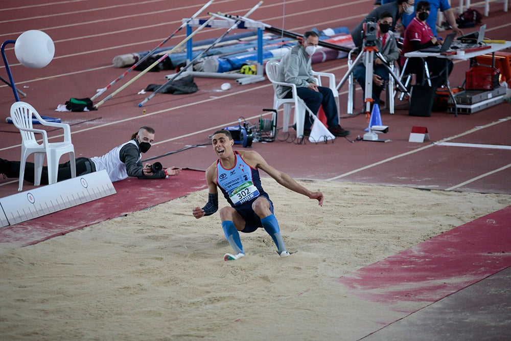 Cierre de la jornada de mañana del primer día del Campeonato de España Sub 23 en Pista Cubierta con Alejandro González Rengel en el 400