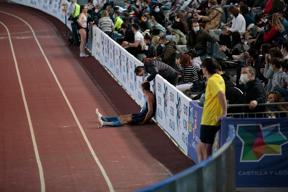 Cierre de la jornada de mañana del primer día del Campeonato de España Sub 23 en Pista Cubierta con Alejandro González Rengel en el 400