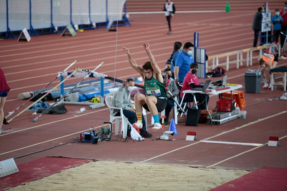 Cierre de la jornada de mañana del primer día del Campeonato de España Sub 23 en Pista Cubierta con Alejandro González Rengel en el 400