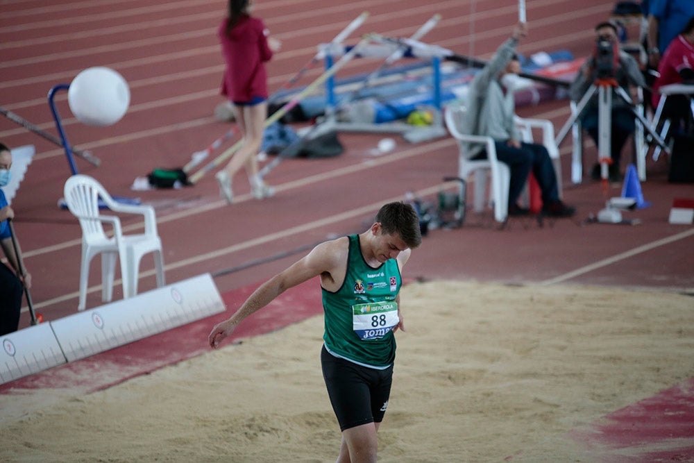 Cierre de la jornada de mañana del primer día del Campeonato de España Sub 23 en Pista Cubierta con Alejandro González Rengel en el 400