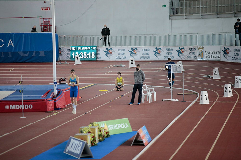 Cierre de la jornada de mañana del primer día del Campeonato de España Sub 23 en Pista Cubierta con Alejandro González Rengel en el 400