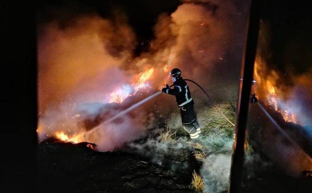 Los Bomberos sofocan dos fuegos en chimeneas de Aldeamayor y Santiago del Arroyo