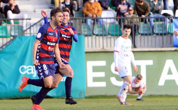 Álex Conde celebra el segundo gol de la Segoviana, este domingo, en La Albuera. 