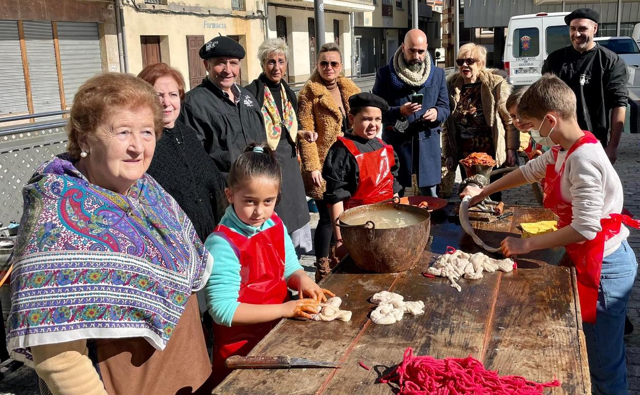 La concejala de Turismo, Sandra Méndez en la Fiesta del Mondongo en Guijuelo. 