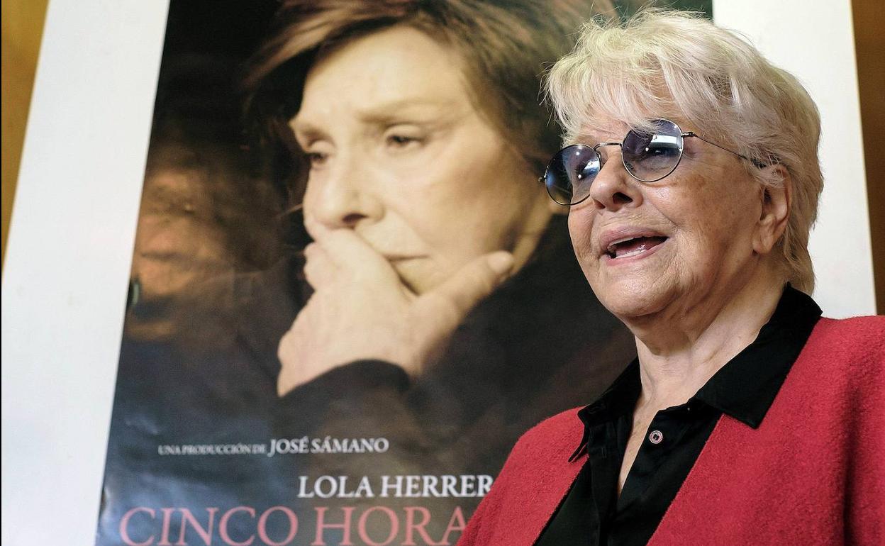 Lola Herrera, delante de un cartel de la obra 'Cinco horas con Mario', que protagoniza.