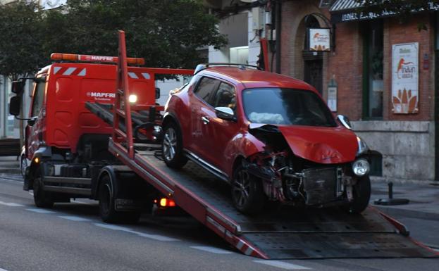 Una grúa retira el utilitario que ha resultado dañado en el siniestro.