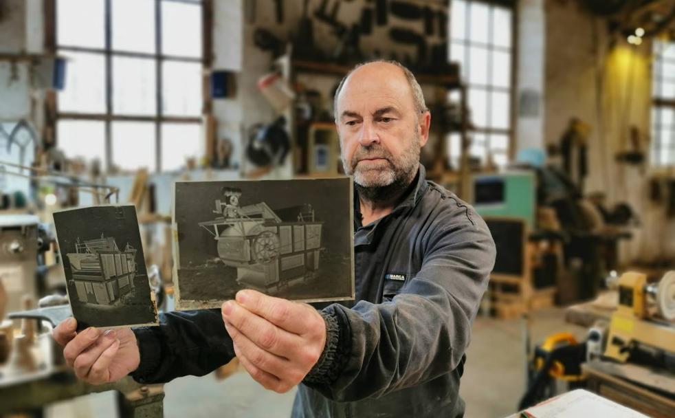 Francisco Treceño muestra dos imágenes de aventadoras en su taller. 