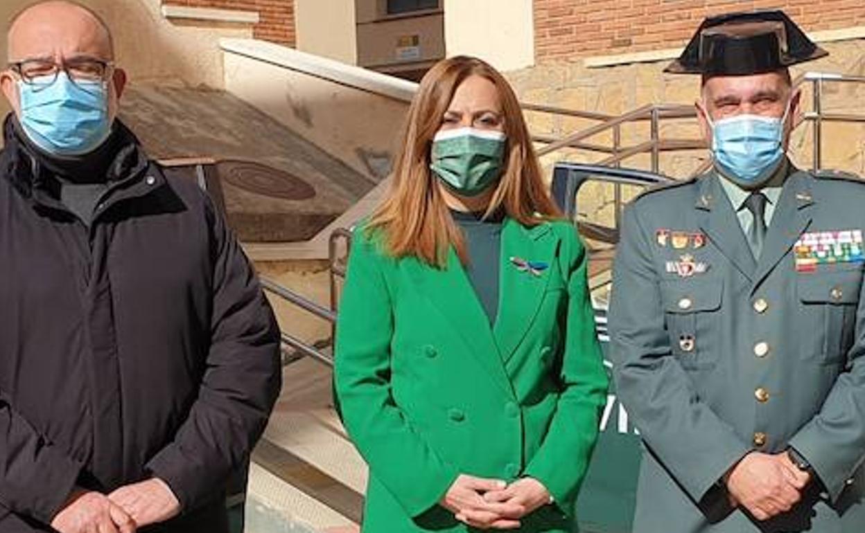 Virginia Barcones junto al general jefe de la 12ª zona de la Guardia Civil, Luis del Castillo. 