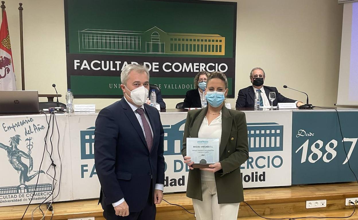 Indalecio Escudero entrega el premio a María Vergara.