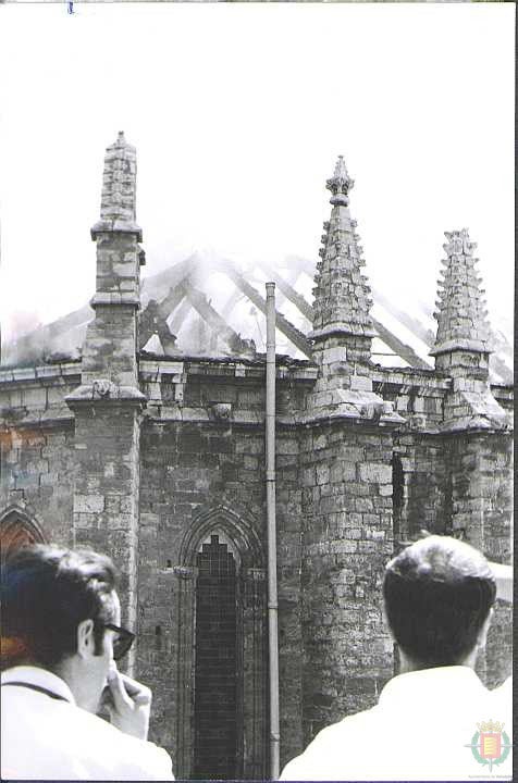 La multitud no tardó en agolparse en los alrededores de la iglesia.