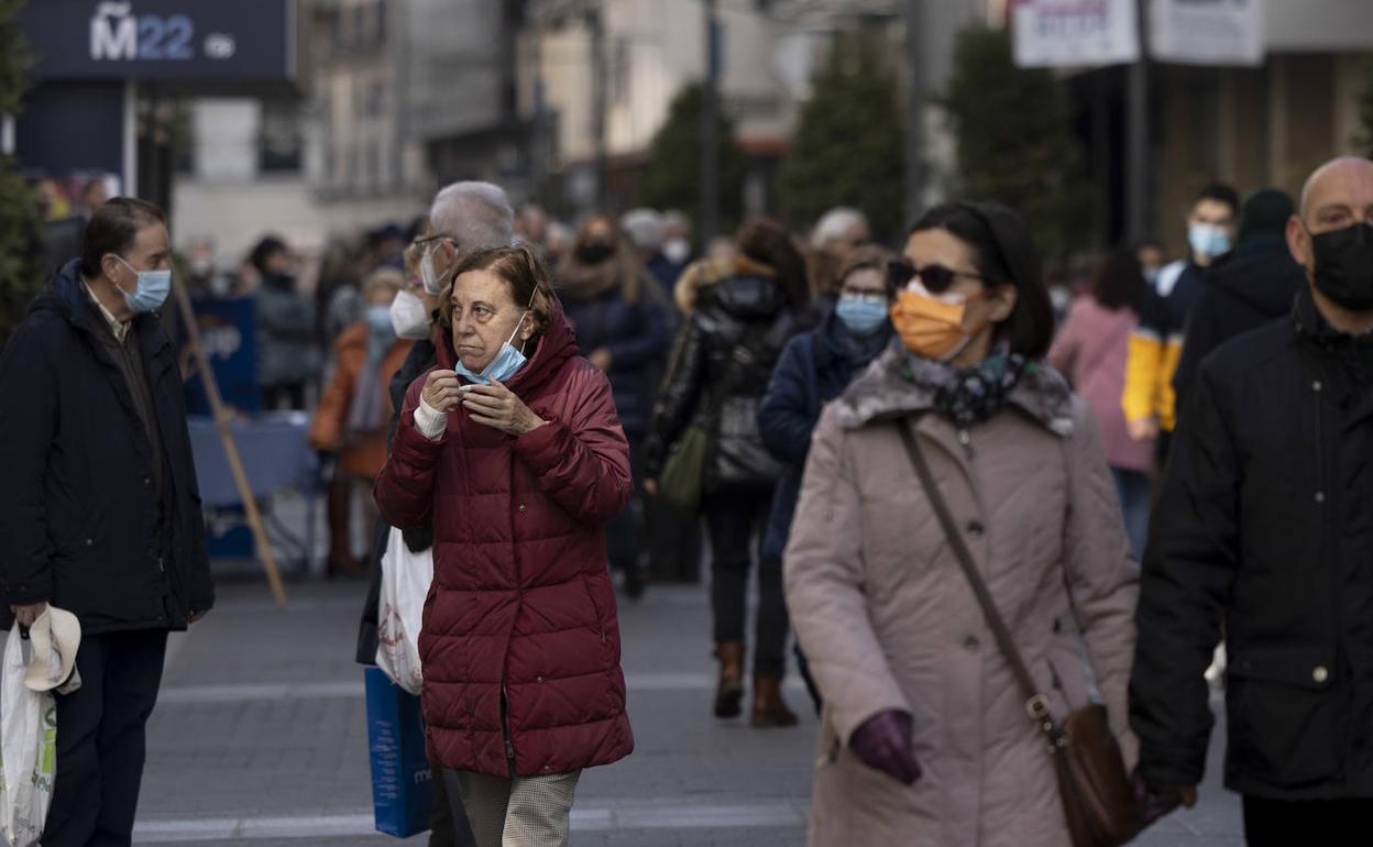 Gente paseando con mascarilla por el centro de Valladolid. 