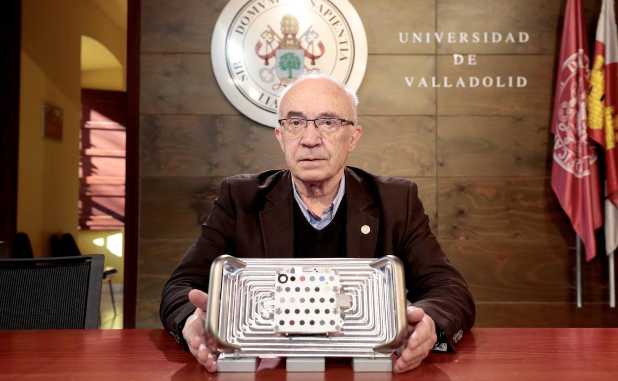 Guillermo López, jefe del equipo de la UVA, con el sistema de calibración del 'Perseverance'. 