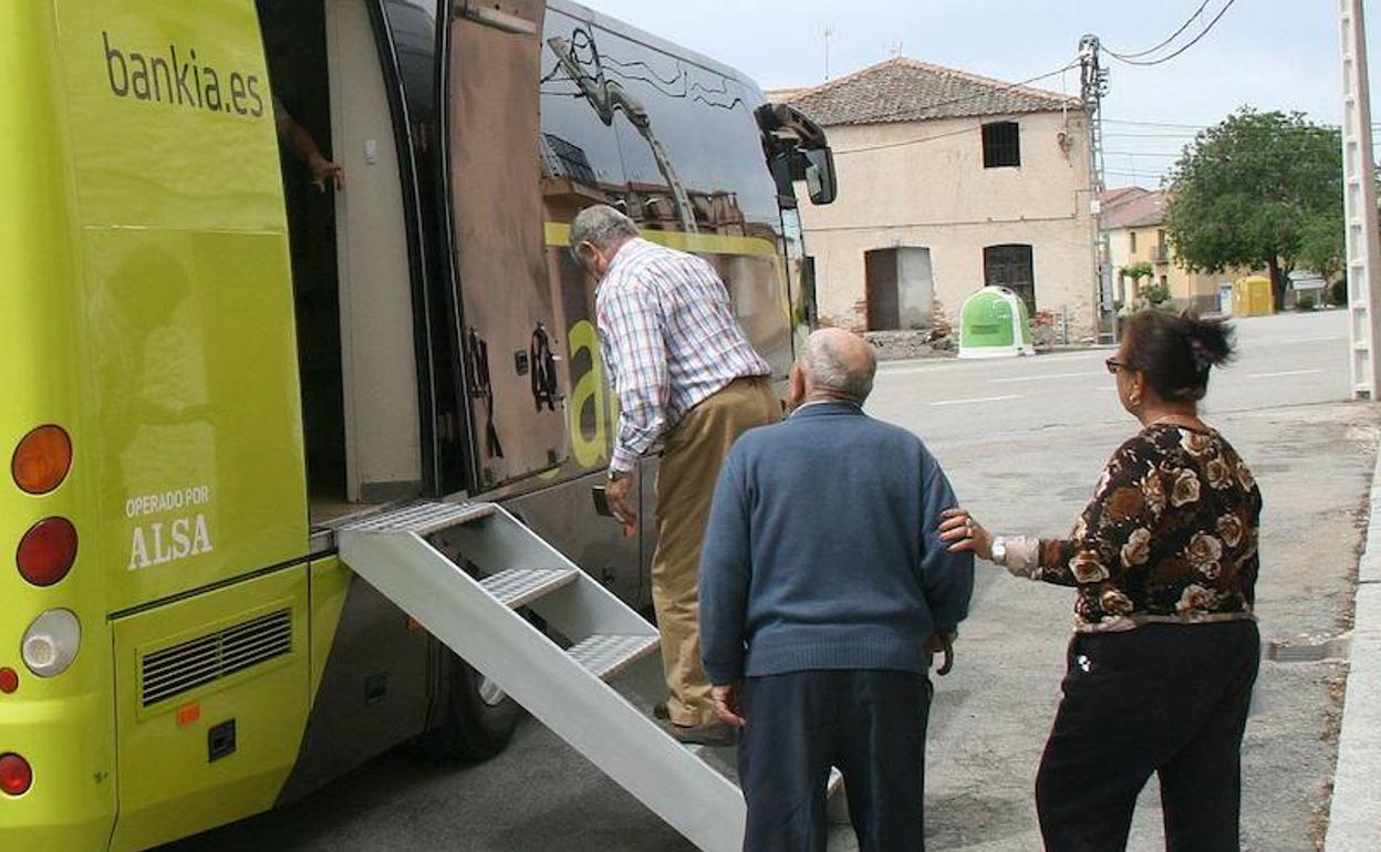 Vecinos de un pueblo de Segovia utilizan una oficina móvil de Bankia, en una imagen de archivo. 