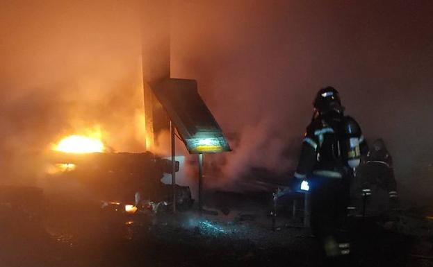 Los Bomberos de la Diputación trabajan para sofocar las llamas, este martes por la noche. 