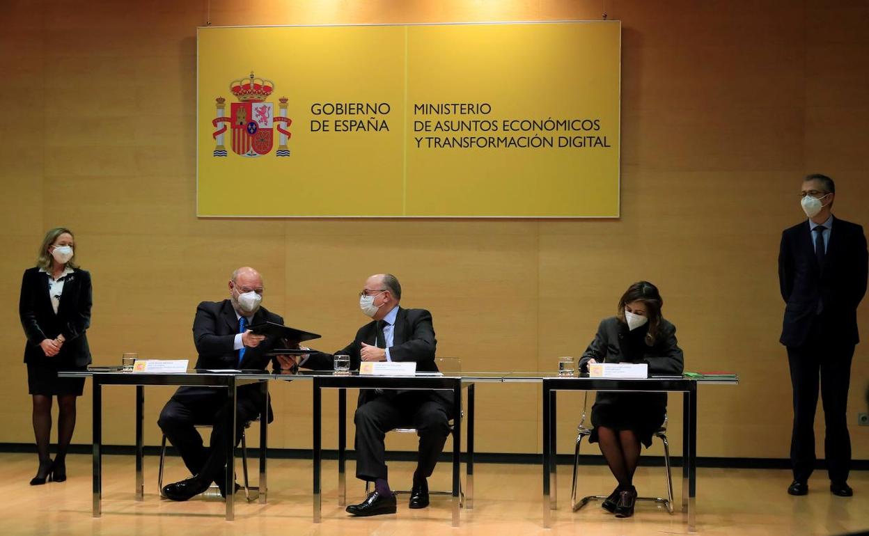 Firma de la actualización del protocolo que incluye medidas para fomentar la atención a las personas mayores en las oficinas bancarias.