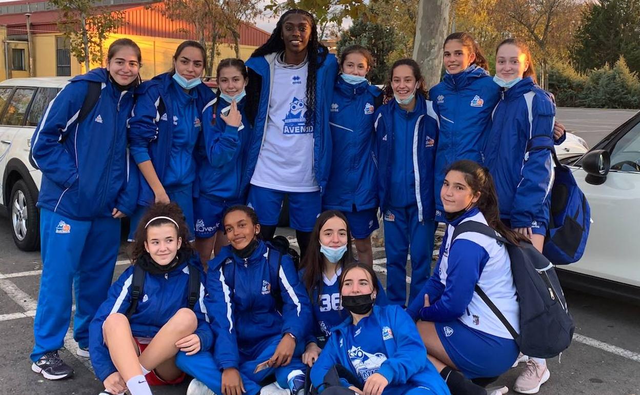 El equipo infantil A del CB Avenida posa junto a Kahleah Copper. 