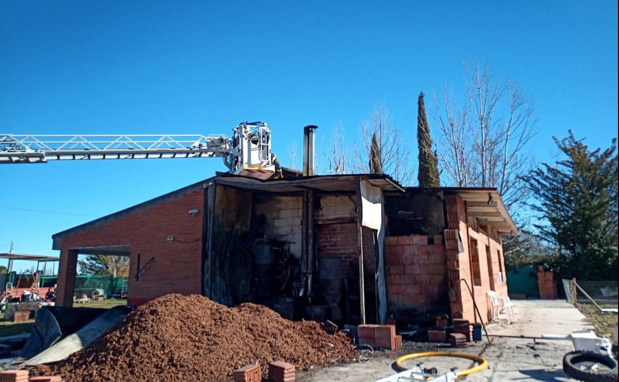 Intervención de los Bomberos de la Diputación, este martes en Tudela de Duero. 