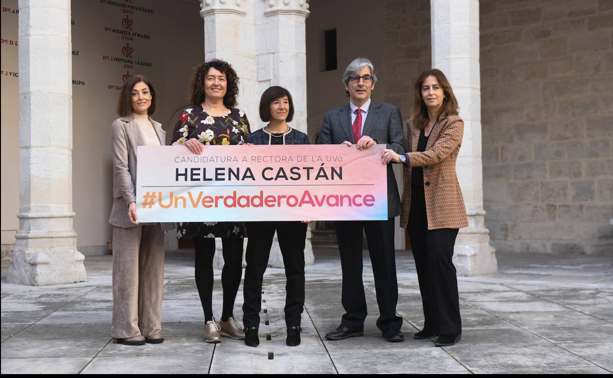 Helena Castán (centro), junto a su equipo de campaña. 