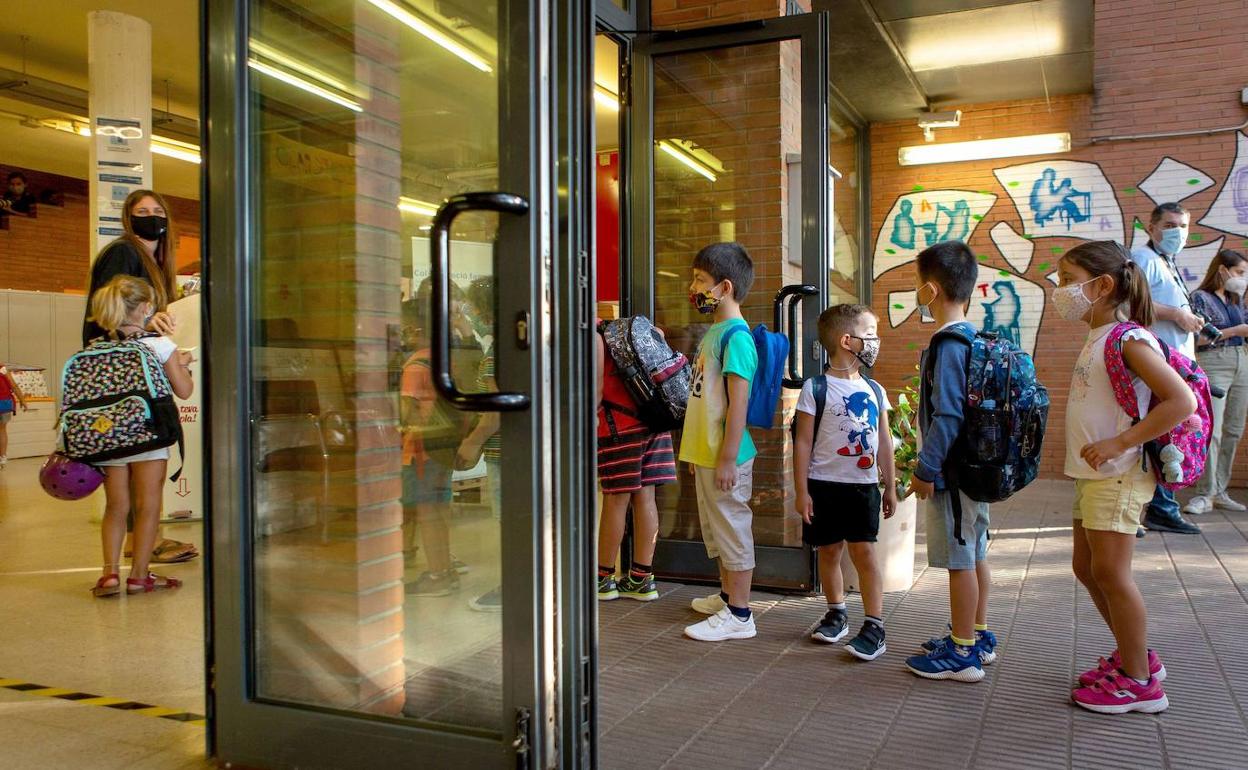 Alumnos en un colegio de Barcelona.