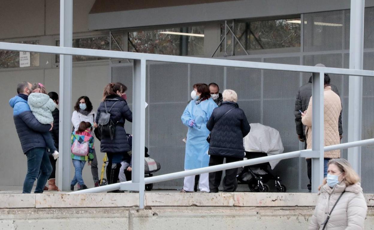 Colas para la toma de muestras en Pajarillos. 