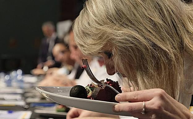 Isabel Alvarez, jefa de cocina de Maricastaña (Burgos) y delegada de Eurotoques de Castilla y León, fue jurado de la priemra edición del Concurso Internacional Cocinando con Trufa, en 2017. 