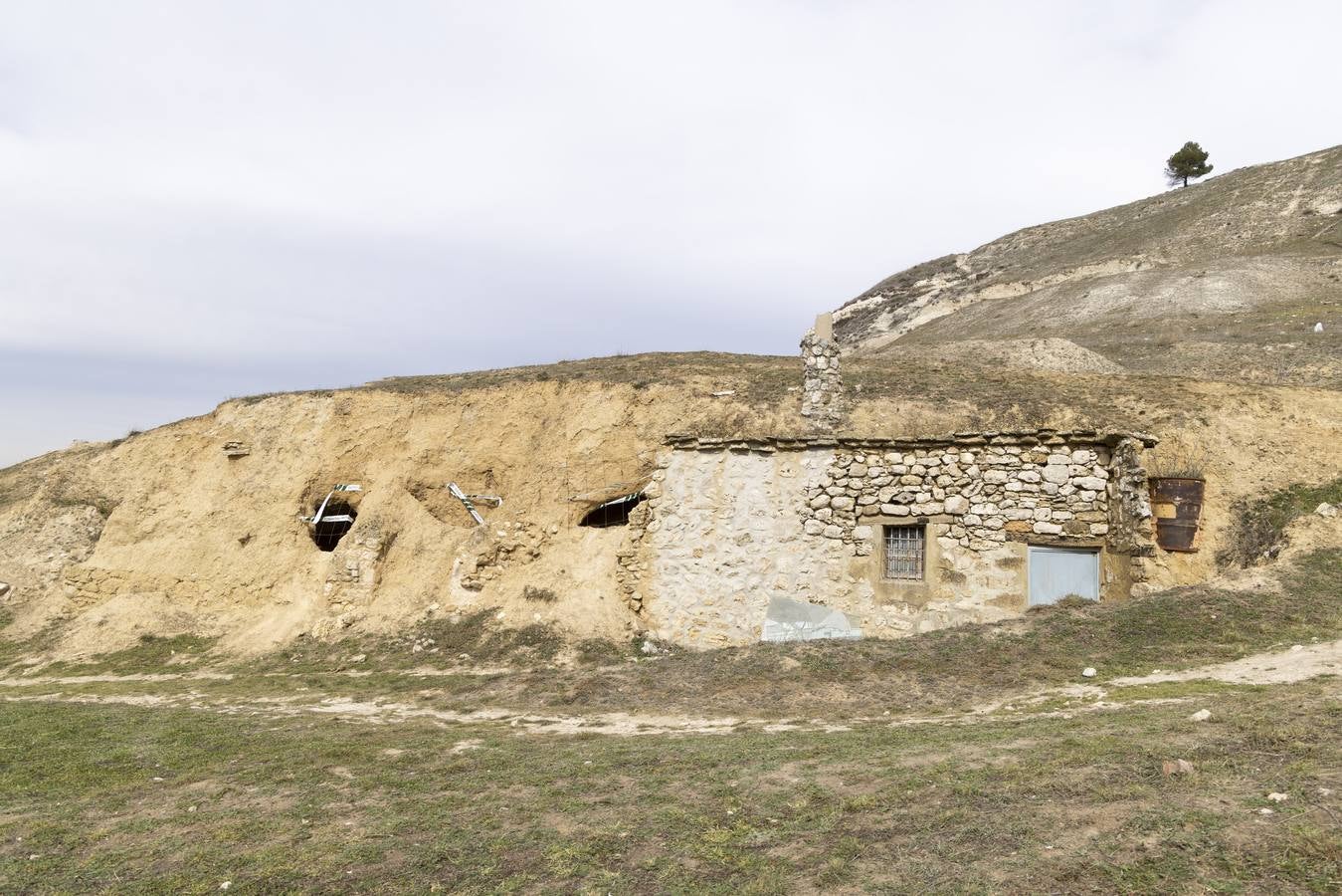 Fotos: Hallados restos humanos en el interior de una antigua casa cueva de Tariego de Cerrato