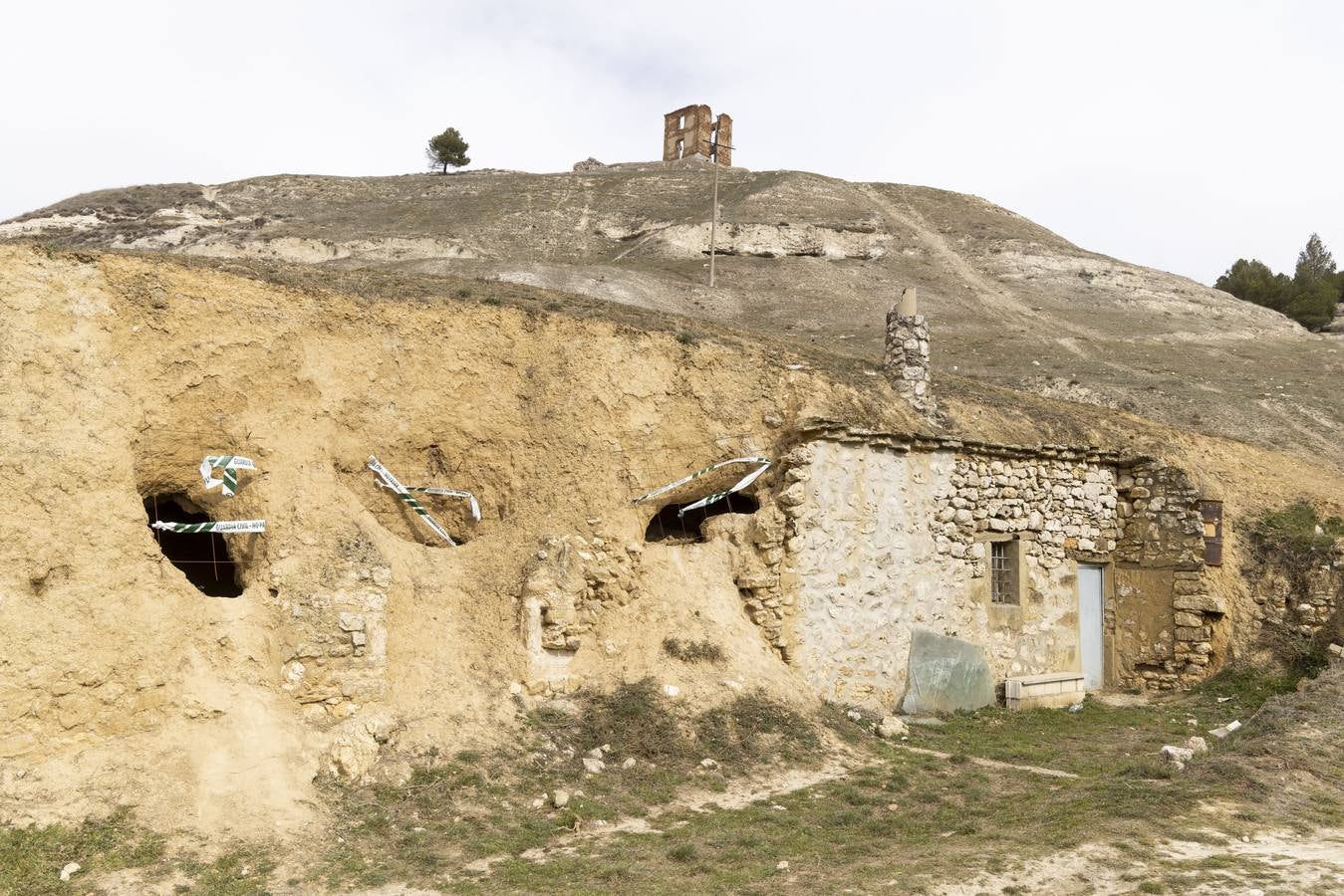 Fotos: Hallados restos humanos en el interior de una antigua casa cueva de Tariego de Cerrato
