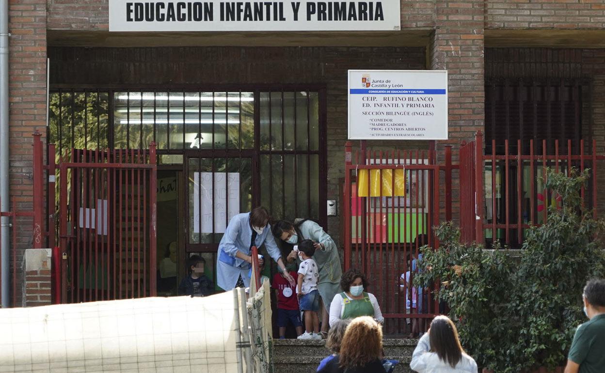 Niños entrando a clase en un colegio de Salamanca. 