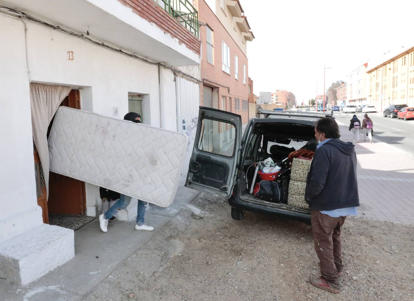 Los okupas abandonan la vivienda de La Cistérniga.