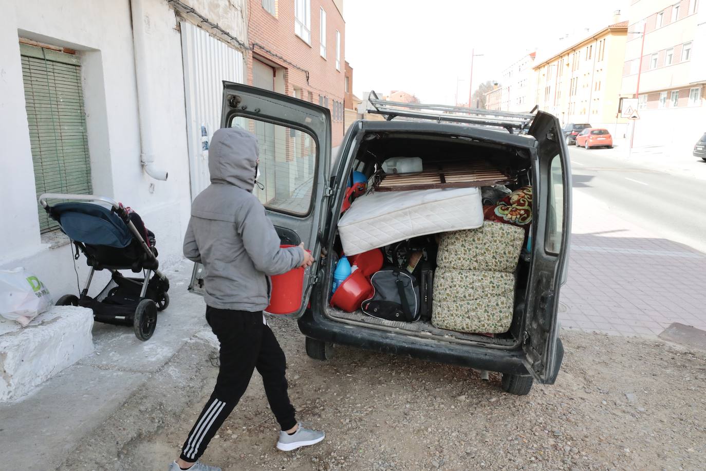 Los okupas abandonan la vivienda de La Cistérniga.