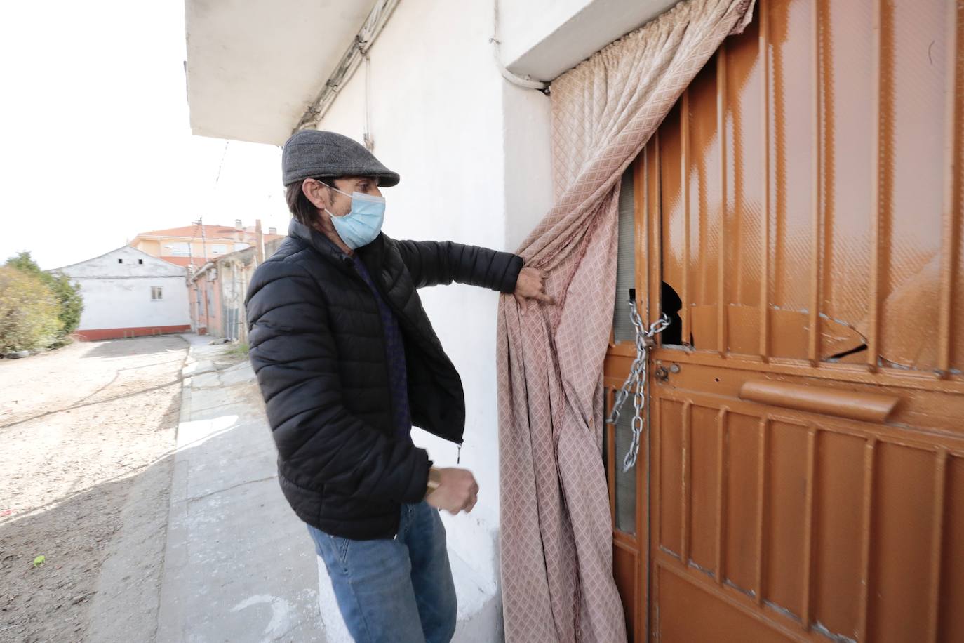 Los okupas abandonan la vivienda de La Cistérniga.