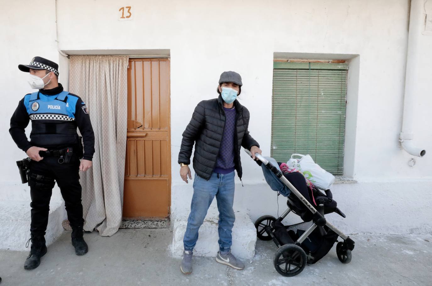 Los okupas abandonan la vivienda de La Cistérniga.