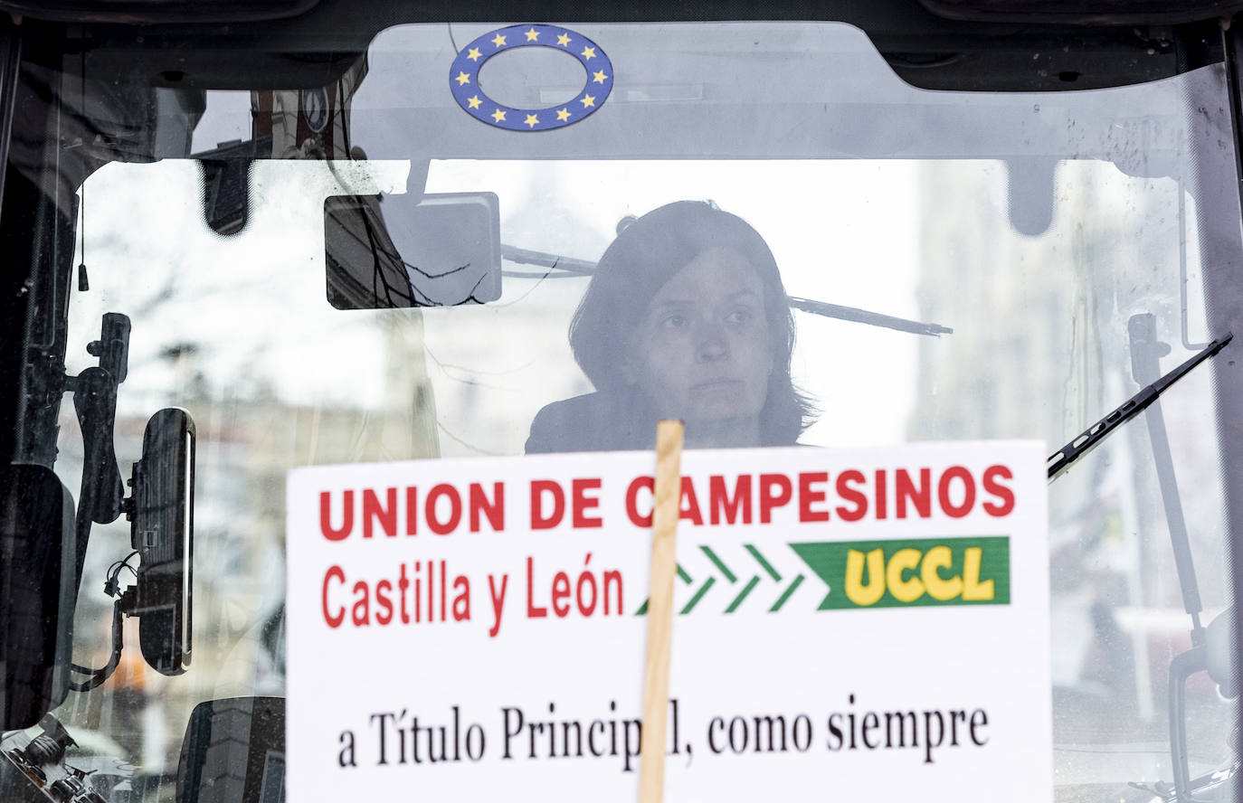 La protesta, con tractores y personas a pie, en el centro de Valladolid.