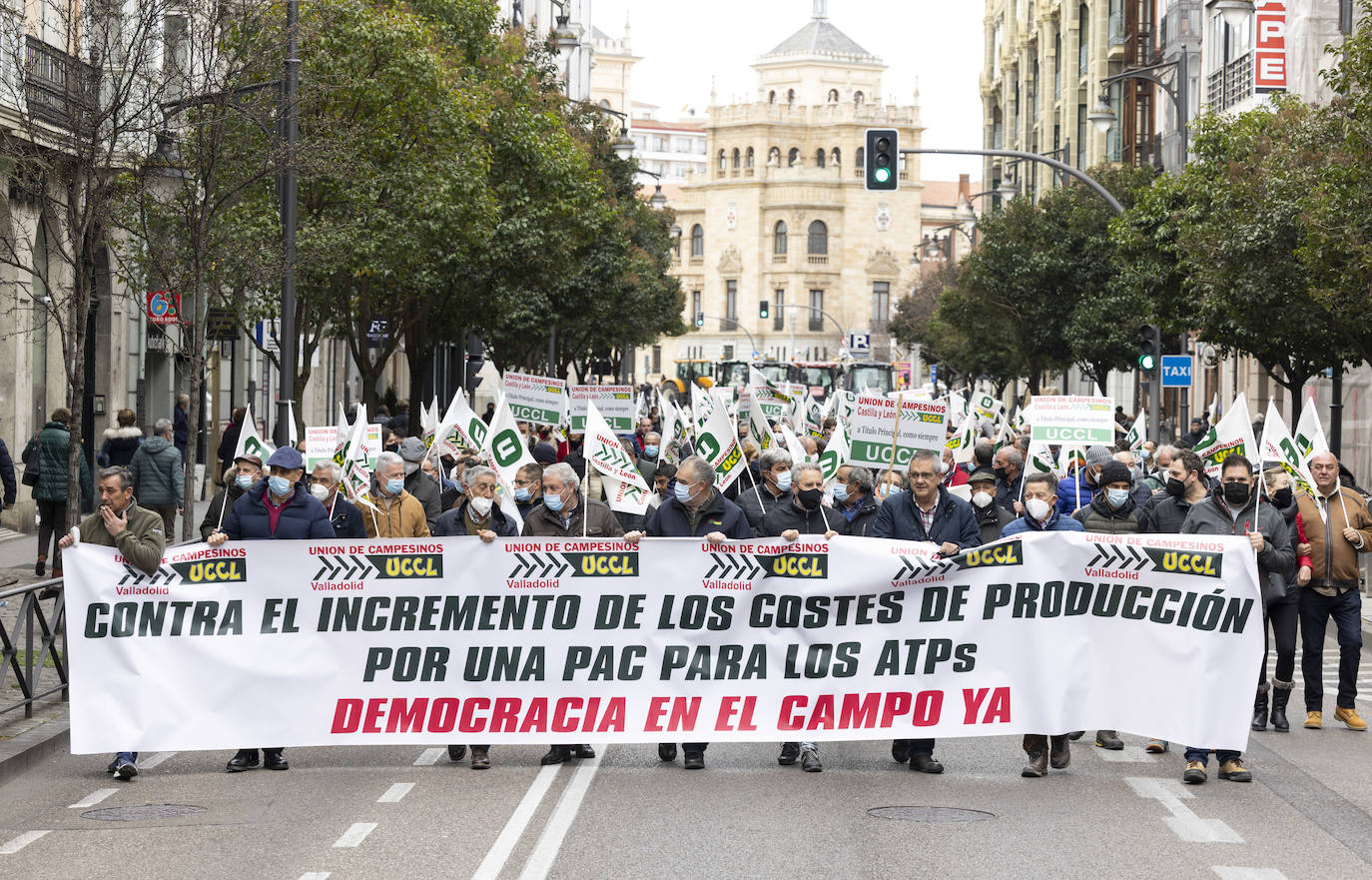 La protesta, con tractores y personas a pie, en el centro de Valladolid.