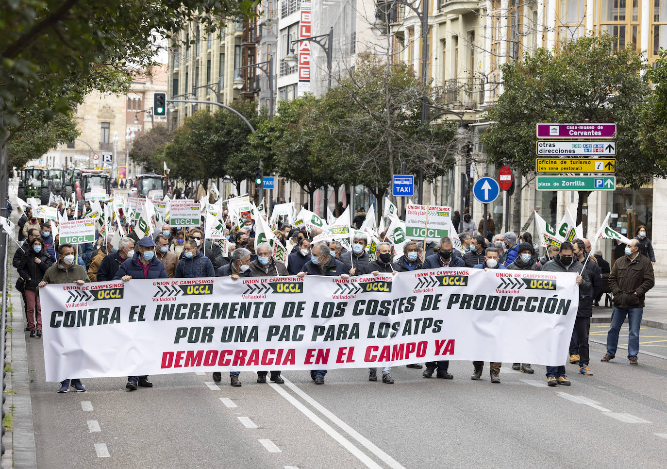 La protesta, con tractores y personas a pie, en el centro de Valladolid.