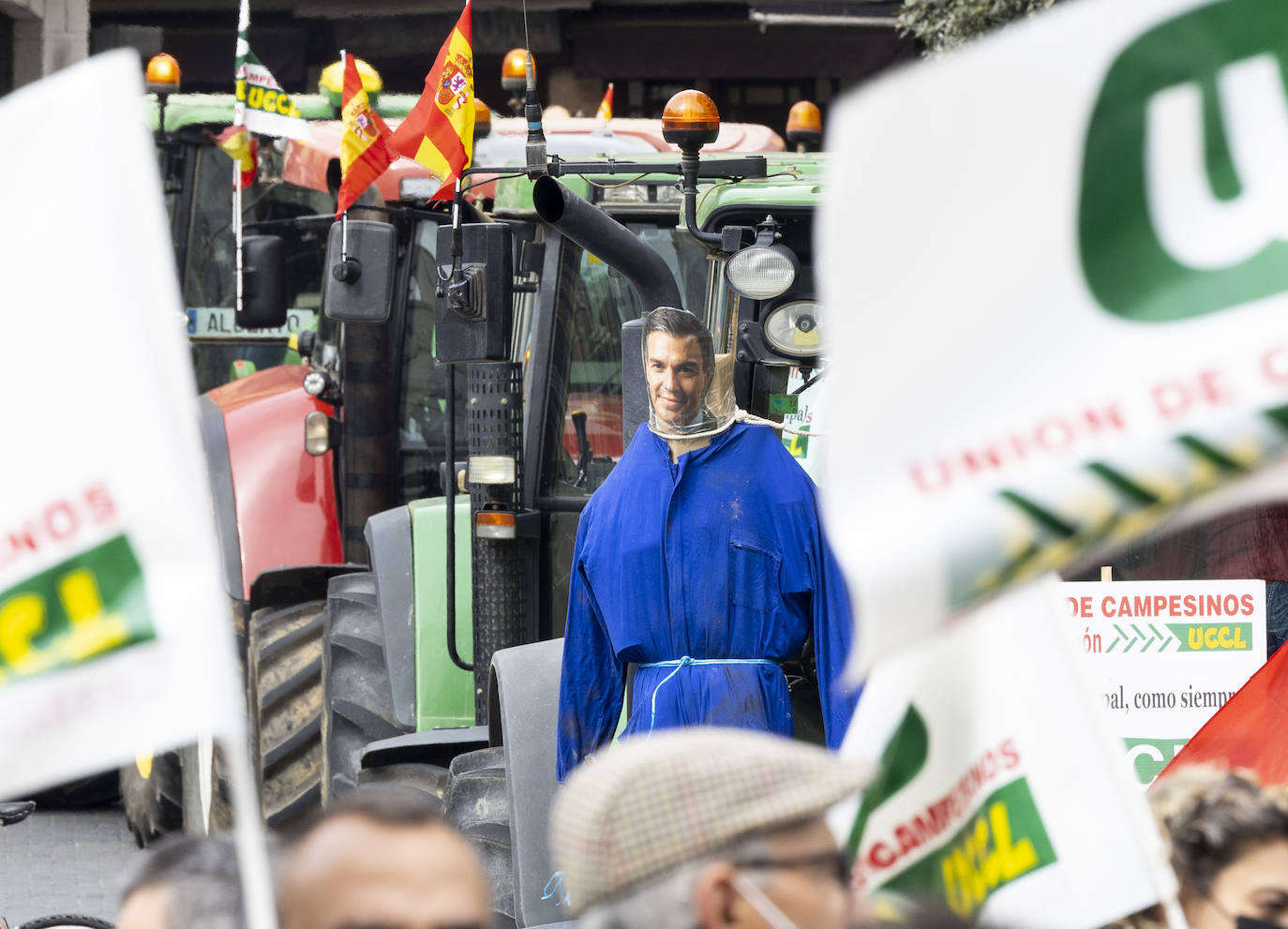 La protesta, con tractores y personas a pie, en el centro de Valladolid.