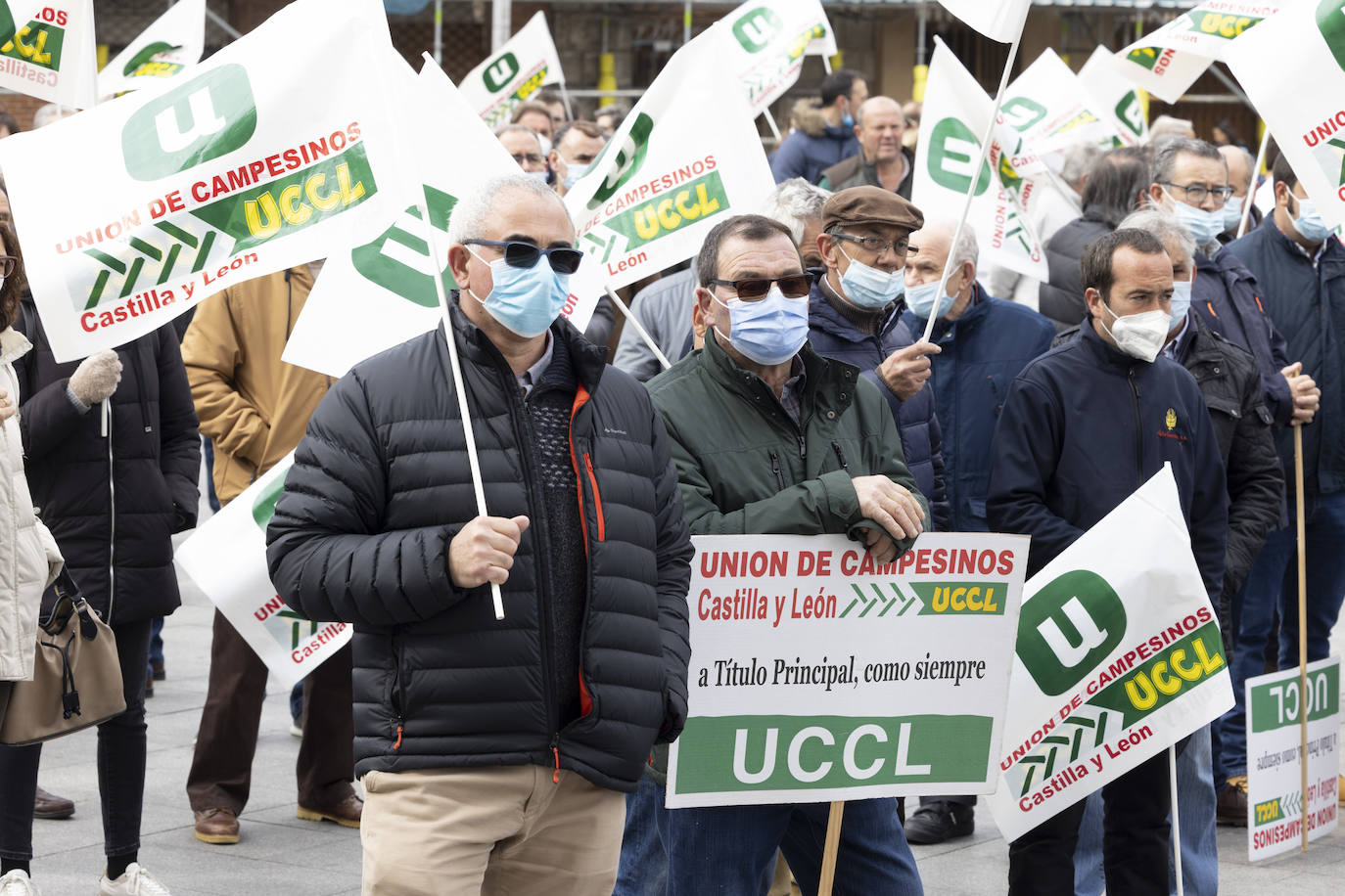 La protesta, con tractores y personas a pie, en el centro de Valladolid.