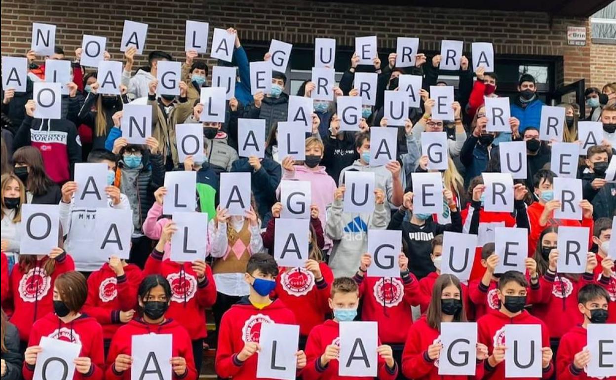 Estudiantes del colegio Cooperativa Alcázar, expresaron su rechazo a la guerra.