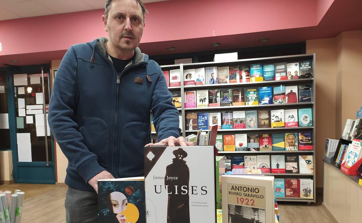 Juan Manuel Cuenca, en su librería de Medina de Rioseco. 