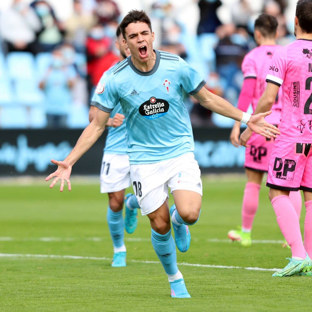 Gabri Veiga celebra uno de sus goles a Unionistas. 