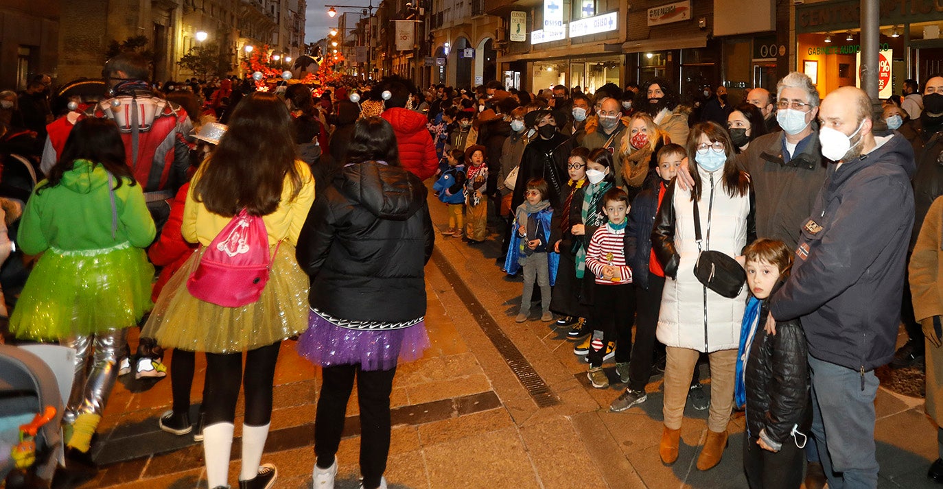 El desfile de Carnaval inunda Palencia de alegría e ilusión